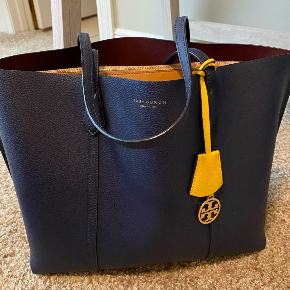 VGUC Tory Burch Perry Tote. Navy in color